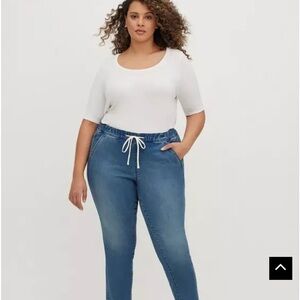 Torrid dark wash Boyfriend slim fit pull on jeans. NWOT.